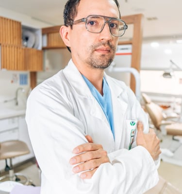 experto en implantes dentales extraccion de cordales