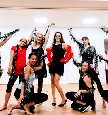 Cabaret, cols plumes, paillettes, talons strass, danseuse, showgirl, EVJF, éventails, burlesque