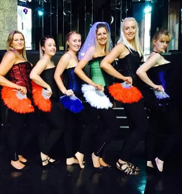 Cabaret, cols plumes, paillettes, talons strass, danseuse, showgirl, EVJF, éventails, burlesque