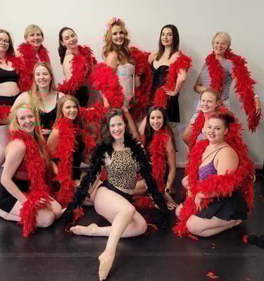 Cabaret, cols plumes, paillettes, talons strass, danseuse, showgirl, EVJF, éventails, burlesque
