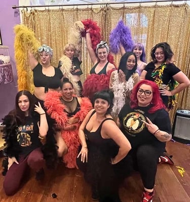 Cabaret, cols plumes, paillettes, talons strass, danseuse, showgirl, EVJF, éventails, burlesque