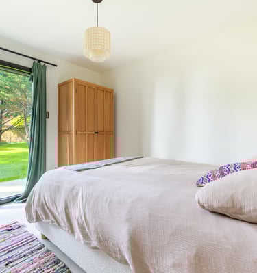Chambre double avec lit queen size face au jardin