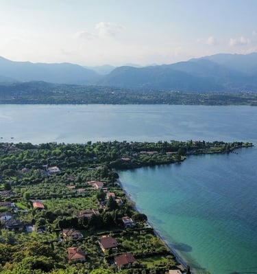 manerba del garda vista dal drone - foto per affitti brevi