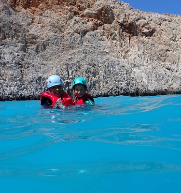 Manue et Leonie dans l'eau turquoise de Seitan limants