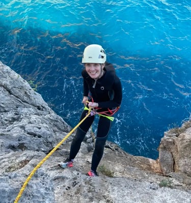 Camille en rappel au dessus de l'eau