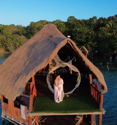 Pareja contemplando la laguna