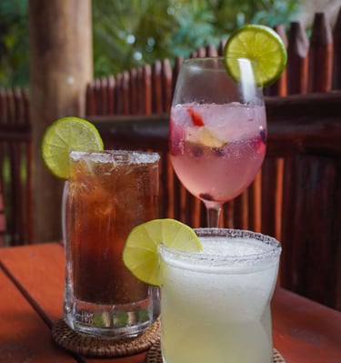Bebidas y cocteles en Bacalar
