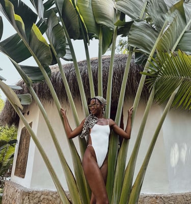 Chica en cabaña sobre la laguna de bacalar