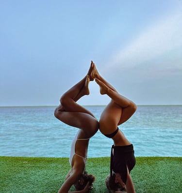 Mujeres disfrutando con vista a la laguna de los siete colores