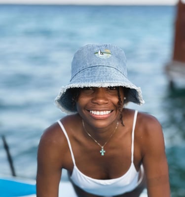 mujer en paddle board en laguna de bacalar