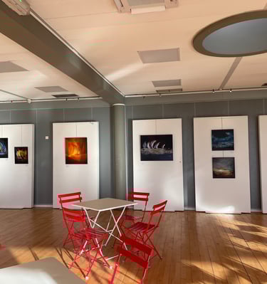 une salle d exposition avec au mur des tableaux 