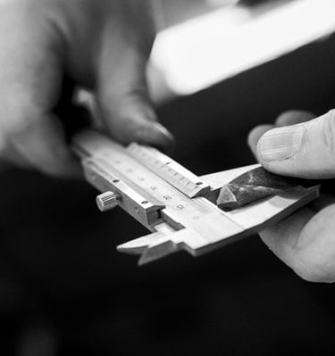 Mains de Yann Franconie, artisan fabricant de luminaires travaillant dans son atelier