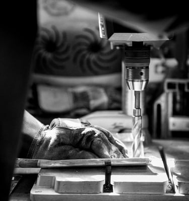 Mains de Yann Franconie, artisan fabricant de luminaires travaillant dans son atelier