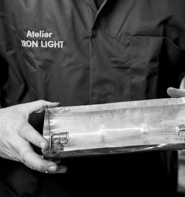 Mains deYann Franconie, artisan fabricant de luminaires présentant une pièce vintagedans son atelier