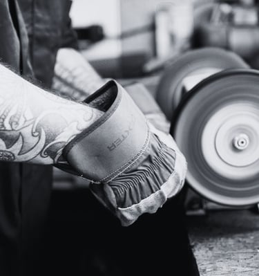 Mains de Yann Franconie, artisan fabricant de luminaires travaillant dans son atelier