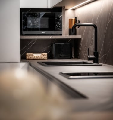 una cocina con microondas, horno y tostadora.