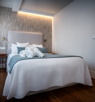 Una cama con toallas encima