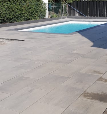 Pavé uni contour de piscine sur la rive-sud