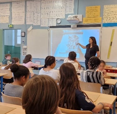 Atelier de creation autour de l'arc de Triomphe pour des enfants dans une école parisienne.