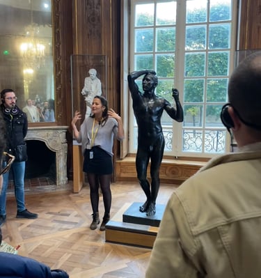 Un guide présentant la statue en bronze d’Auguste Rodin L’âge d'Airain au musée Rodin à Paris.