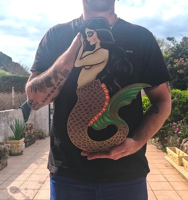 ⚓️ Jeter l’encre ⚓️  Un grand classique du tattoo old school : la sirène, icône des marins