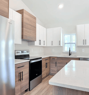 Modern kitchen remodeling in Kissimmee, FL with quartz countertops, shaker cabinets, and LED lightin