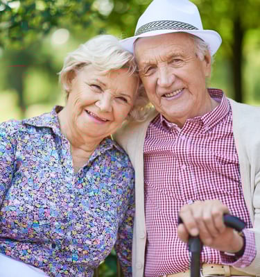 Laimingi senjorai globos namų aplinkoje