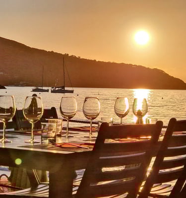Blick auf den Sonnenuntergang über dem Meer der Insel Elba