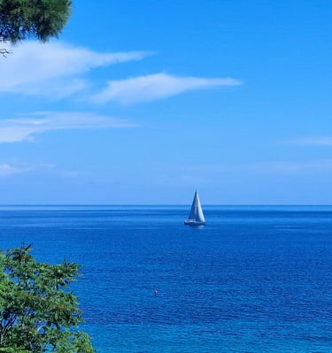 Blick auf das Boot auf See von der Terrasse des Ferienhauses