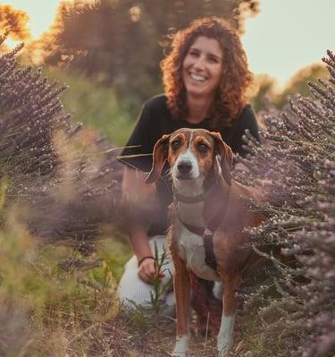 ritratto di cane e ragazza sorridente tra la lavanda