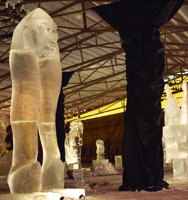 escultura de hielo de un yeti de 2,5 metros de alto 