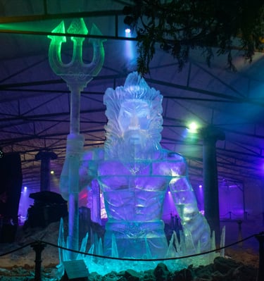 escultura de hielo de poseidon con un tridente de 3,5 metros de alto 