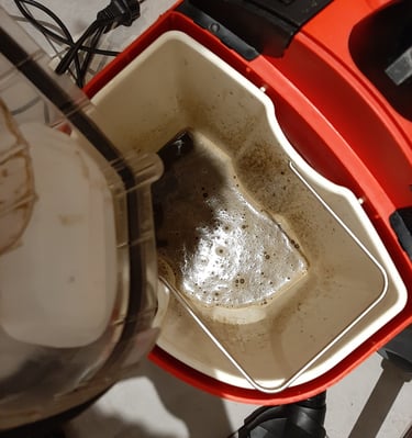 Eau très sale extraite après le nettoyage en profondeur d’un canapé ou tapis à Verviers