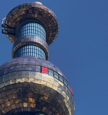 Vista de la torre colorida de la Incineradora Spittelau en Viena, Austria, diseño de Friedensreich H