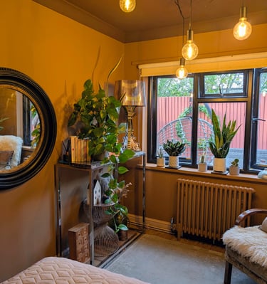 Cozy bedroom, colour capped with plants.