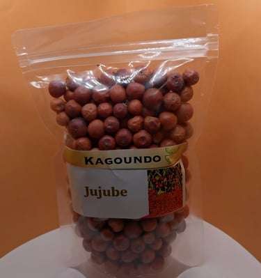 Sachet transparent de jujubes séchés Kagoundo. Fruits bruns ronds visibles sous l'étiquette.