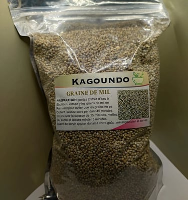 Sachet de Graines de mil Kagoundo. Préparation : cuire 45 à 60 min dans l'eau bouillante. Servir avec sucre et lait.