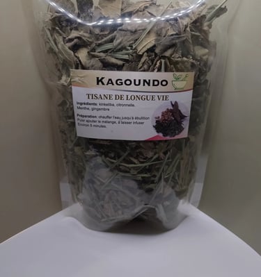 Sachet de Tisane de longue vie Kagoundo. Kinkéliba, citronnelle, menthe, gingembre. Infuser 5 min dans l'eau bouillante.