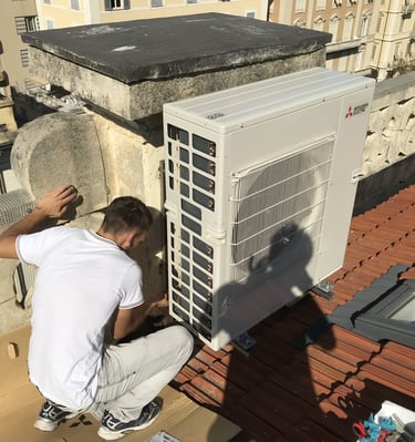 macchina esterna Mitsubishi Electric installata su tetto