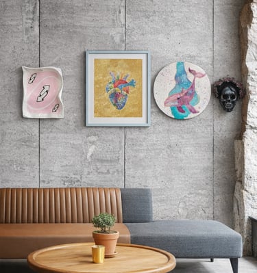  Arte de pared moderno para sala de estar que incluye una pintura de una ballena y un corazón 