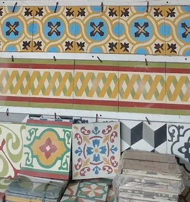 Ladrilhos hidráulicos decorativos, comumente usados para revestir pisos e paredes devido ao seu charme atemporal e designs