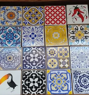 coleção de azulejos decorativos de cerâmica, com estampas variadas no estilo português e mediterrâneo