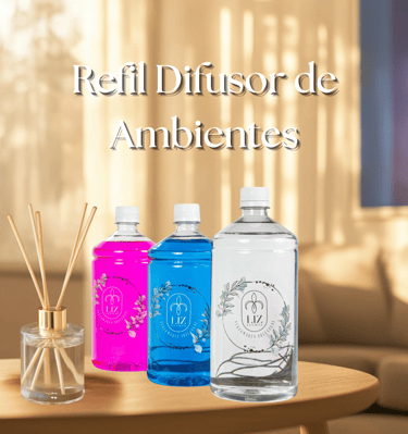 Refil de aromatizante de ambiente com frascos coloridos em mesa de madeira em sala aconchegante.