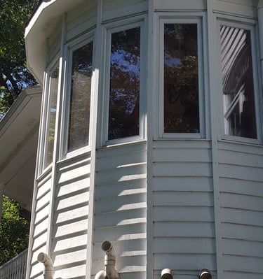 white house with 5 clean windows 