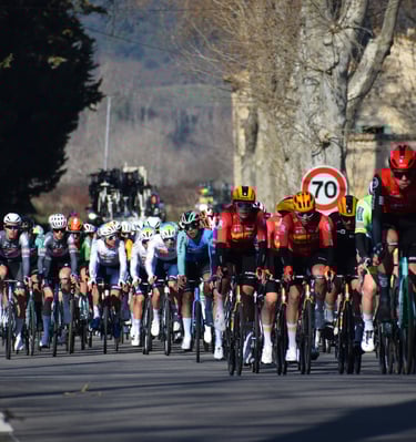 Peloton sur l'étoile de bessèges autour d'Uzès