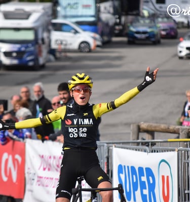 Marion Bunel lève les bras au sommet du Mont Lozère