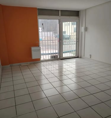 Local commercial brut prêt à accueillir les futures pépites vintage de L’Entrepotes Conceptstore.