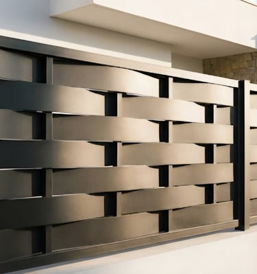 Valla metálica de lamas anchas entrelazadas Modelo Trenza instalada en vivienda unifamiliar