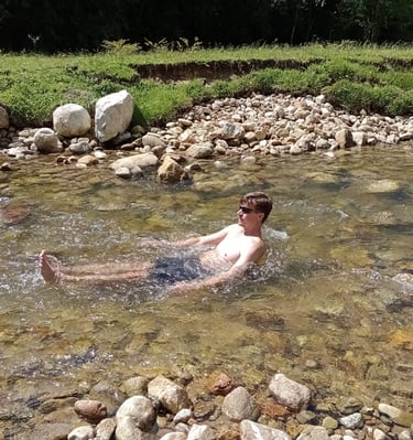 Banho em rio de águas cristalinas cercado por natureza