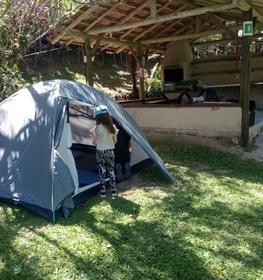 FAcampamento em família com barraca MH100 4 pessoas da Quechua